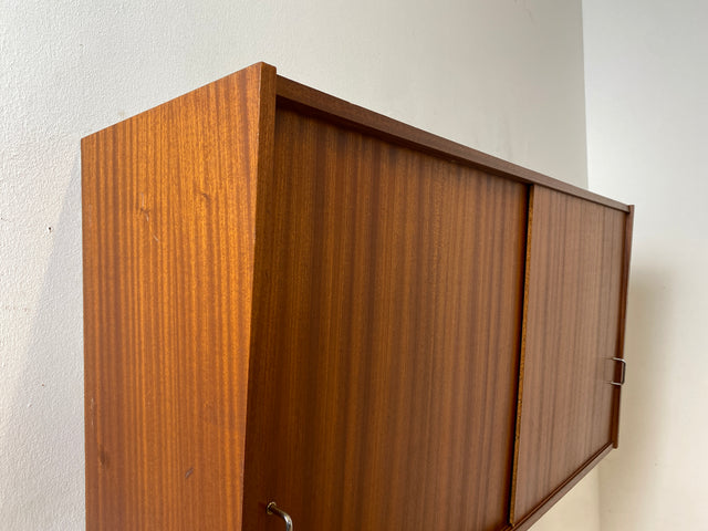 Stilvoller Mid-Century Hängeschrank mit Schiebetüren und formschönen Metallgriffen I Kommode Sideboard Geschirrschrank Küchenschrank Hängekommode 60er 70er Vintage I