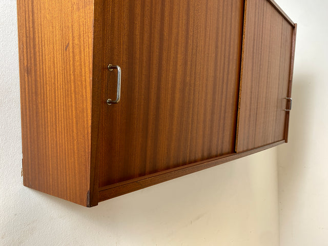 Stilvoller Mid-Century Hängeschrank mit Schiebetüren und formschönen Metallgriffen I Kommode Sideboard Geschirrschrank Küchenschrank Hängekommode 60er 70er Vintage I