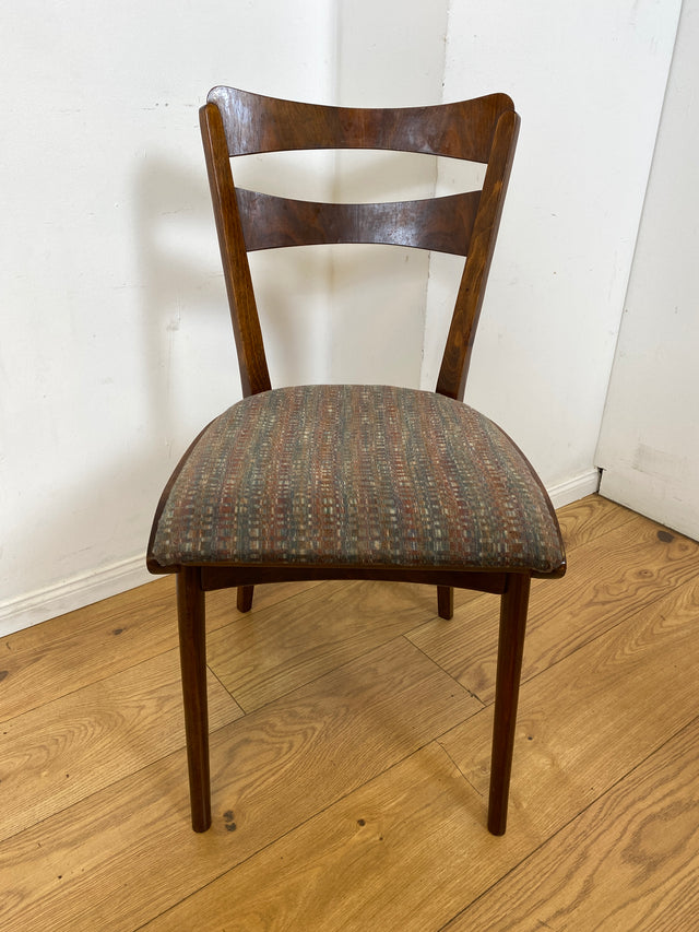 Set aus 4 formschönen und sehr gut erhaltenen 50er Jahre Stühlen mit Originalbezug I Esszimmerstühle Küchenstühle Holzstühle Dining Chairs Mid-Century Vintage 60er 4er I