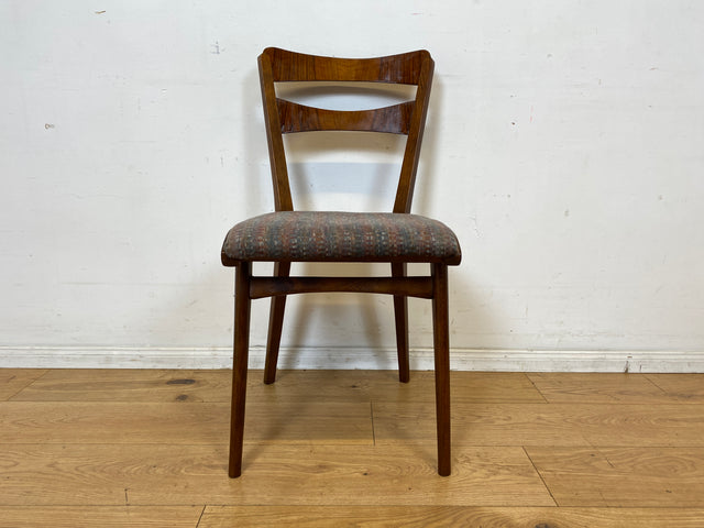 Set aus 4 formschönen und sehr gut erhaltenen 50er Jahre Stühlen mit Originalbezug I Esszimmerstühle Küchenstühle Holzstühle Dining Chairs Mid-Century Vintage 60er 4er I