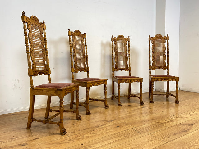 Set aus 4 grandiosen antiken Esszimmerstühlen aus handverzierter Eiche mit Wiener Geflecht I 1880-1910 I Stühle Holzstühle Dining Chairs Historismus Gründerzeit Vintage I