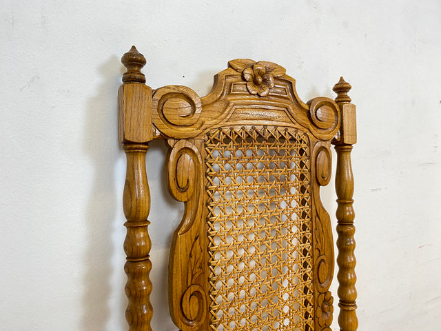 Set aus 4 grandiosen antiken Esszimmerstühlen aus handverzierter Eiche mit Wiener Geflecht I 1880-1910 I Stühle Holzstühle Dining Chairs Historismus Gründerzeit Vintage I