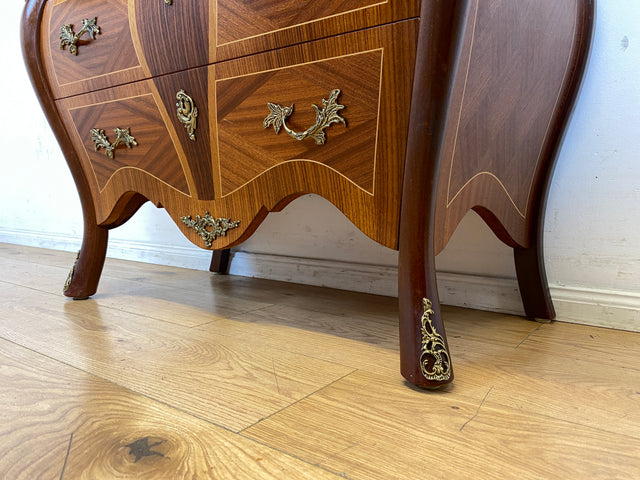 Vornehme Stilmöbel Kommode in antikem Stil mit Marmor Auflage und Messinggriffen I Bombé Marmorkommode Schubladenkommode Wäschekommode Louis XV Rokoko Barock Vintage I