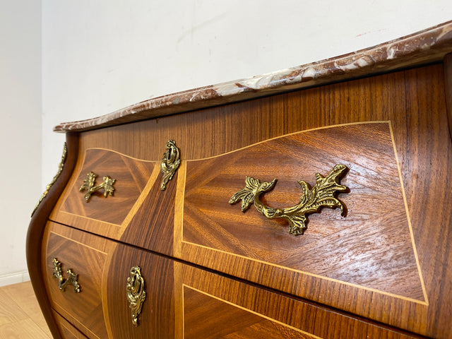 Vornehme Stilmöbel Kommode in antikem Stil mit Marmor Auflage und Messinggriffen I Bombé Marmorkommode Schubladenkommode Wäschekommode Louis XV Rokoko Barock Vintage I