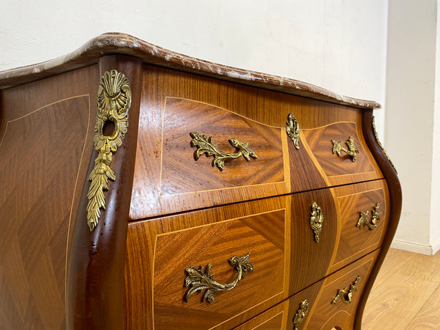 Vornehme Stilmöbel Kommode in antikem Stil mit Marmor Auflage und Messinggriffen I Bombé Marmorkommode Schubladenkommode Wäschekommode Louis XV Rokoko Barock Vintage I
