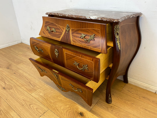 Vornehme Stilmöbel Kommode in antikem Stil mit Marmor Auflage und Messinggriffen I Bombé Marmorkommode Schubladenkommode Wäschekommode Louis XV Rokoko Barock Vintage I