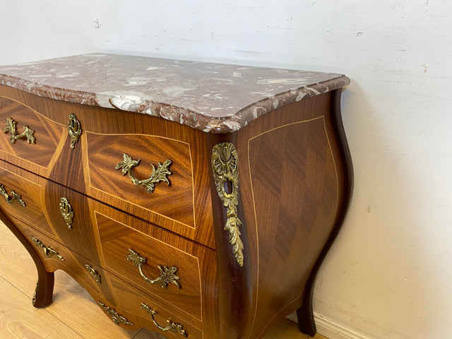 Vornehme Stilmöbel Kommode in antikem Stil mit Marmor Auflage und Messinggriffen I Bombé Marmorkommode Schubladenkommode Wäschekommode Louis XV Rokoko Barock Vintage I