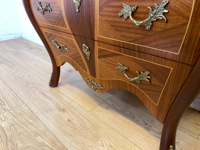 Vornehme Stilmöbel Kommode in antikem Stil mit Marmor Auflage und Messinggriffen I Bombé Marmorkommode Schubladenkommode Wäschekommode Louis XV Rokoko Barock Vintage I