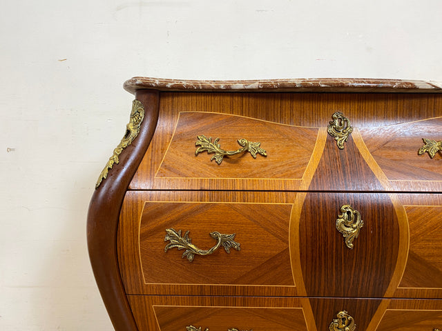 Vornehme Stilmöbel Kommode in antikem Stil mit Marmor Auflage und Messinggriffen I Bombé Marmorkommode Schubladenkommode Wäschekommode Louis XV Rokoko Barock Vintage I