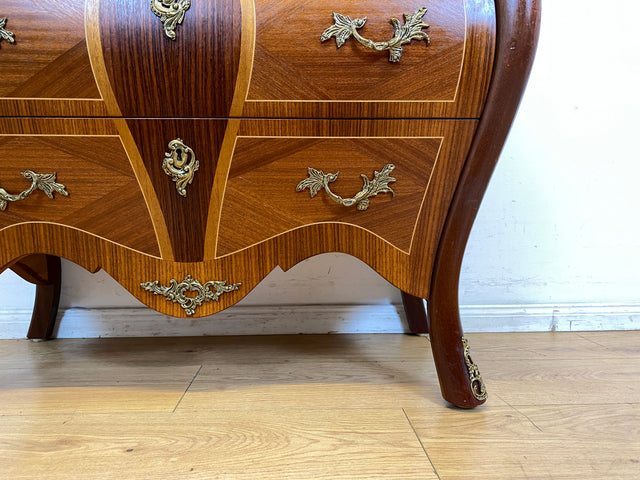 Vornehme Stilmöbel Kommode in antikem Stil mit Marmor Auflage und Messinggriffen I Bombé Marmorkommode Schubladenkommode Wäschekommode Louis XV Rokoko Barock Vintage I