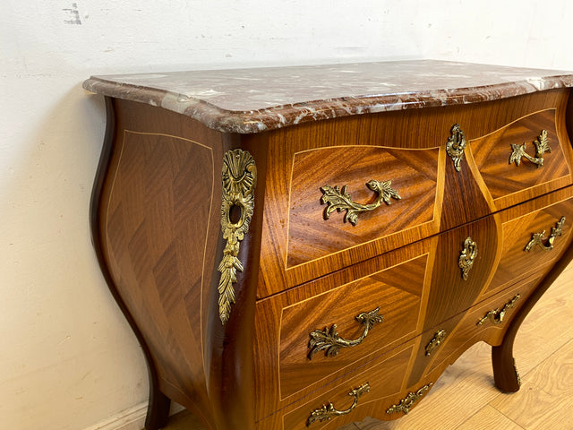 Vornehme Stilmöbel Kommode in antikem Stil mit Marmor Auflage und Messinggriffen I Bombé Marmorkommode Schubladenkommode Wäschekommode Louis XV Rokoko Barock Vintage I