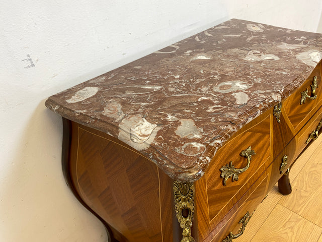 Vornehme Stilmöbel Kommode in antikem Stil mit Marmor Auflage und Messinggriffen I Bombé Marmorkommode Schubladenkommode Wäschekommode Louis XV Rokoko Barock Vintage I