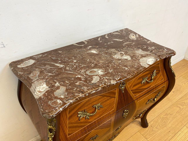 Vornehme Stilmöbel Kommode in antikem Stil mit Marmor Auflage und Messinggriffen I Bombé Marmorkommode Schubladenkommode Wäschekommode Louis XV Rokoko Barock Vintage I
