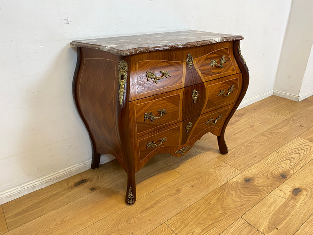 Vornehme Stilmöbel Kommode in antikem Stil mit Marmor Auflage und Messinggriffen I Bombé Marmorkommode Schubladenkommode Wäschekommode Louis XV Rokoko Barock Vintage I