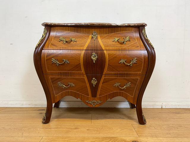 Vornehme Stilmöbel Kommode in antikem Stil mit Marmor Auflage und Messinggriffen I Bombé Marmorkommode Schubladenkommode Wäschekommode Louis XV Rokoko Barock Vintage I