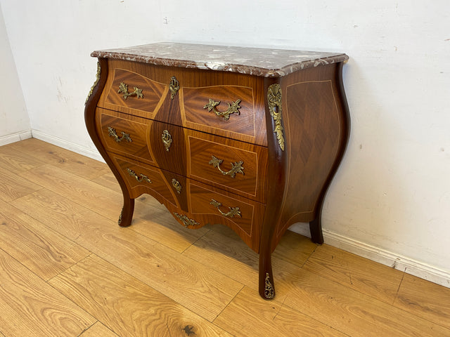 Vornehme Stilmöbel Kommode in antikem Stil mit Marmor Auflage und Messinggriffen I Bombé Marmorkommode Schubladenkommode Wäschekommode Louis XV Rokoko Barock Vintage I