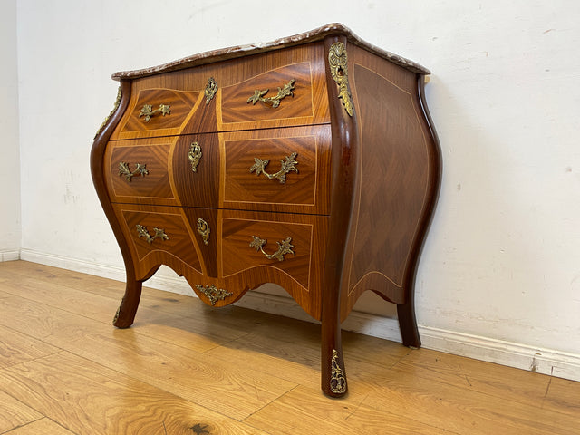 Vornehme Stilmöbel Kommode in antikem Stil mit Marmor Auflage und Messinggriffen I Bombé Marmorkommode Schubladenkommode Wäschekommode Louis XV Rokoko Barock Vintage I