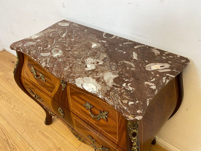 Vornehme Stilmöbel Kommode in antikem Stil mit Marmor Auflage und Messinggriffen I Bombé Marmorkommode Schubladenkommode Wäschekommode Louis XV Rokoko Barock Vintage I