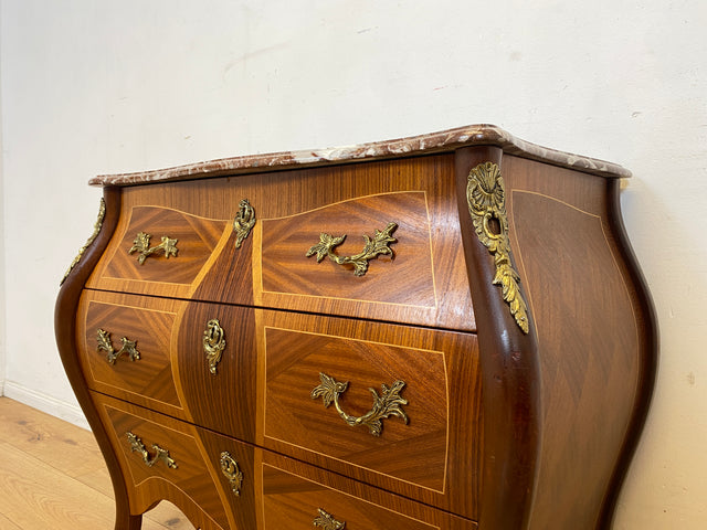 Vornehme Stilmöbel Kommode in antikem Stil mit Marmor Auflage und Messinggriffen I Bombé Marmorkommode Schubladenkommode Wäschekommode Louis XV Rokoko Barock Vintage I