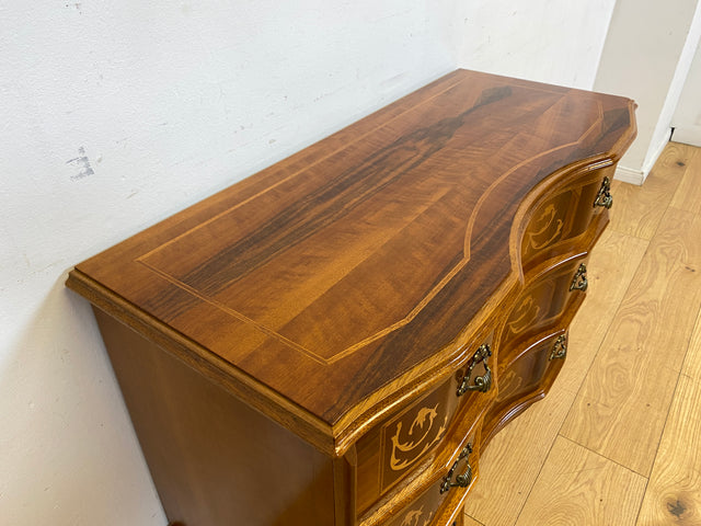 Vornehme und sehr gut erhaltene Vintage Kommode in antikem Stil mit Schubladen, Intarsien und Messinggriffen I Schubladenkommode Wäschekommode Sideboard Schrank Stilmöbel I