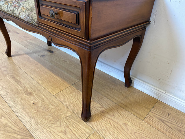 Hübsche handverzierte Vintage Telefonbank in antikem Stil mit Schublade und Originalbezug I Bank Sitzbank Holzbank Garderobe Ablage Beistelltisch Herrendiener Stilmöbel I
