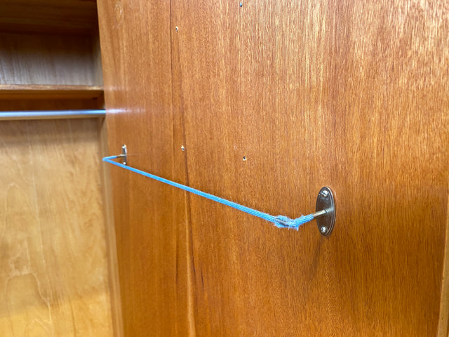 Stilvoller dunkler Mid-Century Kleiderschrank mit perfekter Aufteilung und Schublade I Schrank Wäscheschrank Garderobe Flurschrank Schlafzimmerschrank Vintage 50er 60er I