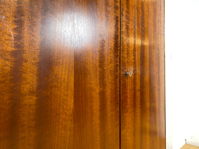 Stilvoller dunkler Mid-Century Kleiderschrank mit perfekter Aufteilung und Schublade I Schrank Wäscheschrank Garderobe Flurschrank Schlafzimmerschrank Vintage 50er 60er I