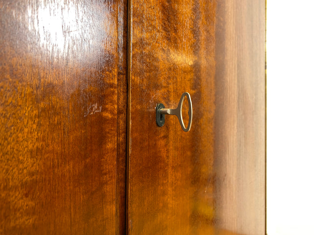 Stilvoller dunkler Mid-Century Kleiderschrank mit perfekter Aufteilung und Schublade I Schrank Wäscheschrank Garderobe Flurschrank Schlafzimmerschrank Vintage 50er 60er I