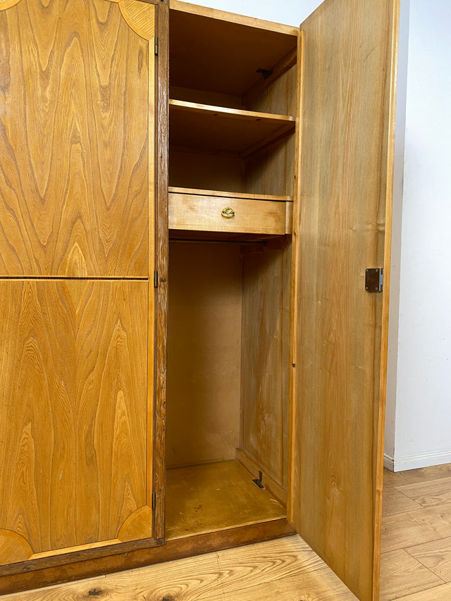Wunderschöner handverzierter heller Mid-Century Kleiderschrank aus vollem Holz mit Intarsien und Schublade I Schrank Schlafzimmerschrank Wäscheschrank Wardrobe Alt Vintage I