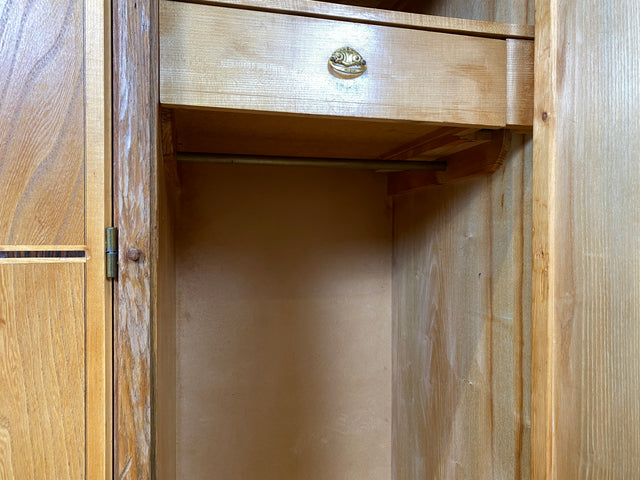 Wunderschöner handverzierter heller Mid-Century Kleiderschrank aus vollem Holz mit Intarsien und Schublade I Schrank Schlafzimmerschrank Wäscheschrank Wardrobe Alt Vintage I