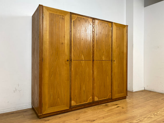 Wunderschöner handverzierter heller Mid-Century Kleiderschrank aus vollem Holz mit Intarsien und Schublade I Schrank Schlafzimmerschrank Wäscheschrank Wardrobe Alt Vintage I
