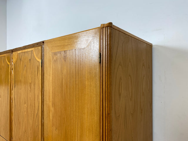 Wunderschöner handverzierter heller Mid-Century Kleiderschrank aus vollem Holz mit Intarsien und Schublade I Schrank Schlafzimmerschrank Wäscheschrank Wardrobe Alt Vintage I