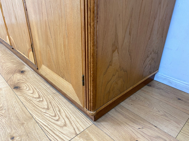 Wunderschöner handverzierter heller Mid-Century Kleiderschrank aus vollem Holz mit Intarsien und Schublade I Schrank Schlafzimmerschrank Wäscheschrank Wardrobe Alt Vintage I