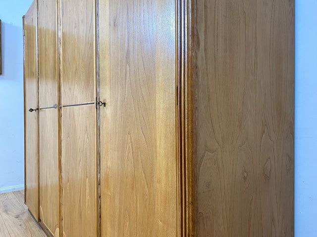 Wunderschöner handverzierter heller Mid-Century Kleiderschrank aus vollem Holz mit Intarsien und Schublade I Schrank Schlafzimmerschrank Wäscheschrank Wardrobe Alt Vintage I