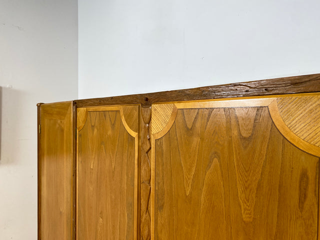 Wunderschöner handverzierter heller Mid-Century Kleiderschrank aus vollem Holz mit Intarsien und Schublade I Schrank Schlafzimmerschrank Wäscheschrank Wardrobe Alt Vintage I
