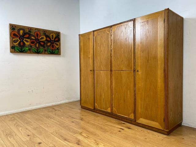 Wunderschöner handverzierter heller Mid-Century Kleiderschrank aus vollem Holz mit Intarsien und Schublade I Schrank Schlafzimmerschrank Wäscheschrank Wardrobe Alt Vintage I