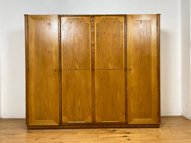 Wunderschöner handverzierter heller Mid-Century Kleiderschrank aus vollem Holz mit Intarsien und Schublade I Schrank Schlafzimmerschrank Wäscheschrank Wardrobe Alt Vintage I