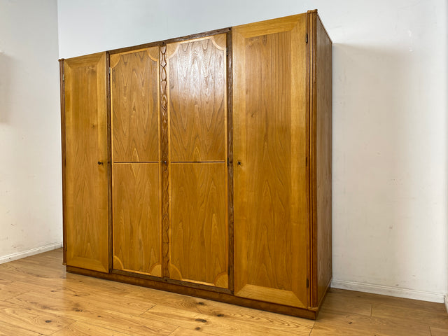 Wunderschöner handverzierter heller Mid-Century Kleiderschrank aus vollem Holz mit Intarsien und Schublade I Schrank Schlafzimmerschrank Wäscheschrank Wardrobe Alt Vintage I