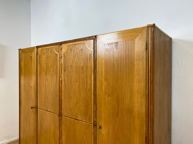 Wunderschöner handverzierter heller Mid-Century Kleiderschrank aus vollem Holz mit Intarsien und Schublade I Schrank Schlafzimmerschrank Wäscheschrank Wardrobe Alt Vintage I