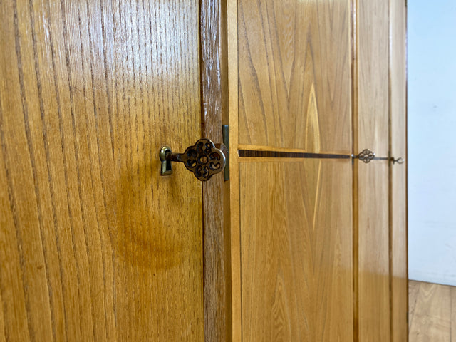 Wunderschöner handverzierter heller Mid-Century Kleiderschrank aus vollem Holz mit Intarsien und Schublade I Schrank Schlafzimmerschrank Wäscheschrank Wardrobe Alt Vintage I