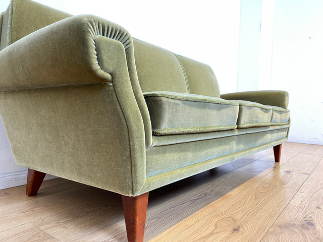 Hochwertiges und gut erhaltenes skandinavisches Mid-Century Sofa mit bequemen Federkern und grünem Samt Bezug I 3er Couch 3-Sitzer Daybed Vintage Retro 50er 60er I