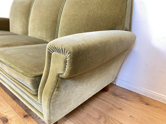 Hochwertiges und gut erhaltenes skandinavisches Mid-Century Sofa mit bequemen Federkern und grünem Samt Bezug I 3er Couch 3-Sitzer Daybed Vintage Retro 50er 60er I