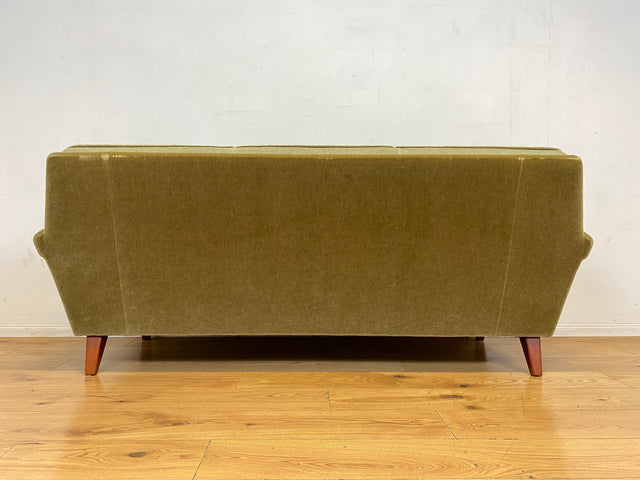 Hochwertiges und gut erhaltenes skandinavisches Mid-Century Sofa mit bequemen Federkern und grünem Samt Bezug I 3er Couch 3-Sitzer Daybed Vintage Retro 50er 60er I