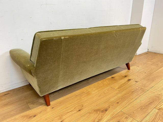 Hochwertiges und gut erhaltenes skandinavisches Mid-Century Sofa mit bequemen Federkern und grünem Samt Bezug I 3er Couch 3-Sitzer Daybed Vintage Retro 50er 60er I