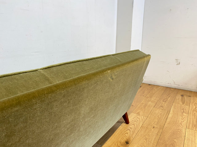 Hochwertiges und gut erhaltenes skandinavisches Mid-Century Sofa mit bequemen Federkern und grünem Samt Bezug I 3er Couch 3-Sitzer Daybed Vintage Retro 50er 60er I
