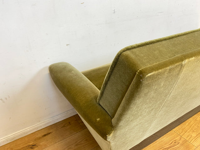 Hochwertiges und gut erhaltenes skandinavisches Mid-Century Sofa mit bequemen Federkern und grünem Samt Bezug I 3er Couch 3-Sitzer Daybed Vintage Retro 50er 60er I