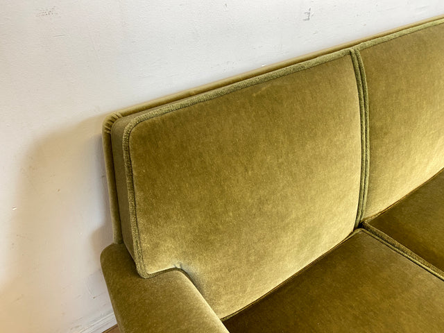 Hochwertiges und gut erhaltenes skandinavisches Mid-Century Sofa mit bequemen Federkern und grünem Samt Bezug I 3er Couch 3-Sitzer Daybed Vintage Retro 50er 60er I
