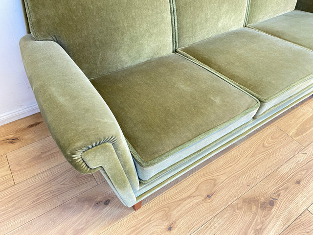 Hochwertiges und gut erhaltenes skandinavisches Mid-Century Sofa mit bequemen Federkern und grünem Samt Bezug I 3er Couch 3-Sitzer Daybed Vintage Retro 50er 60er I