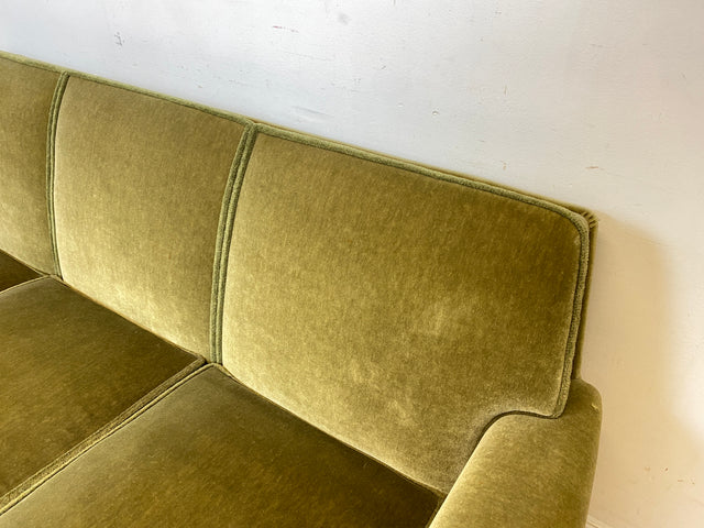 Hochwertiges und gut erhaltenes skandinavisches Mid-Century Sofa mit bequemen Federkern und grünem Samt Bezug I 3er Couch 3-Sitzer Daybed Vintage Retro 50er 60er I