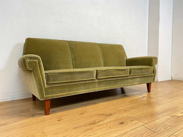 Hochwertiges und gut erhaltenes skandinavisches Mid-Century Sofa mit bequemen Federkern und grünem Samt Bezug I 3er Couch 3-Sitzer Daybed Vintage Retro 50er 60er I